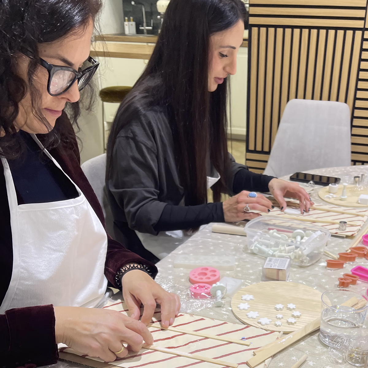 Participantes en el taller de joyería cerámica en Alicante
