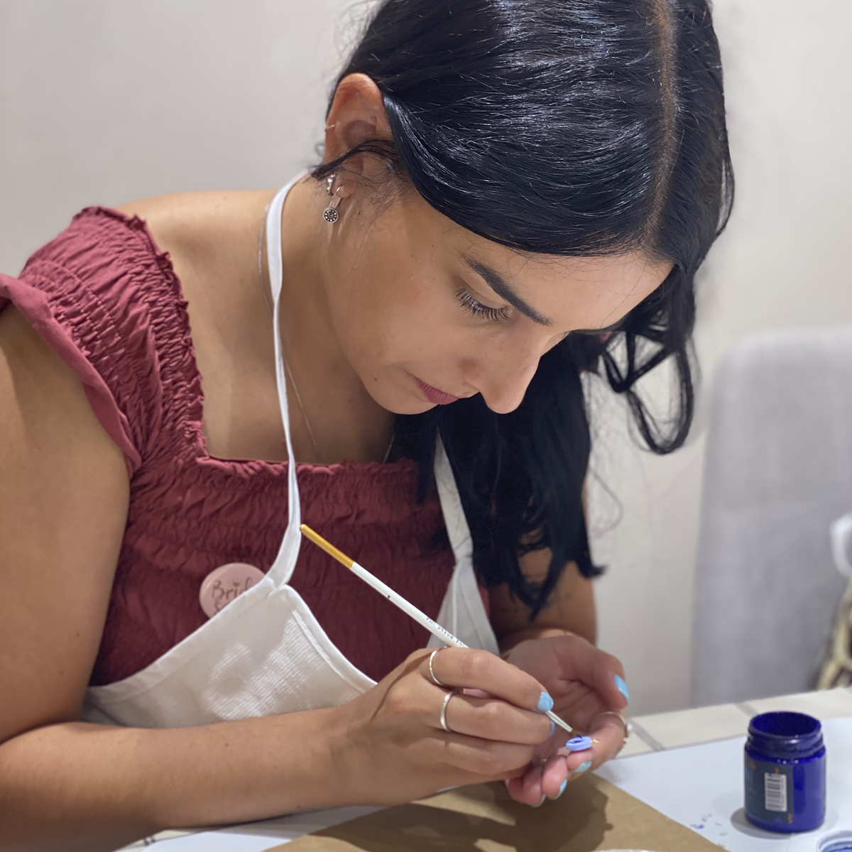 proceso creativo en taller de cerámica para grupos en Alicante