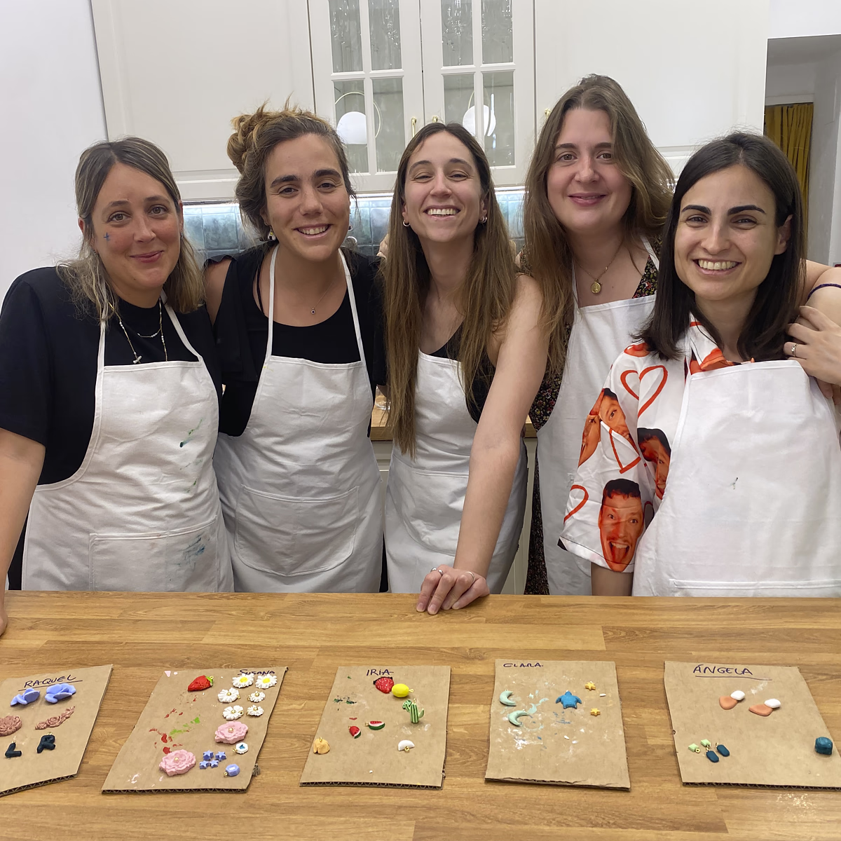 Participantes en el taller de joyería cerámica en Alicante