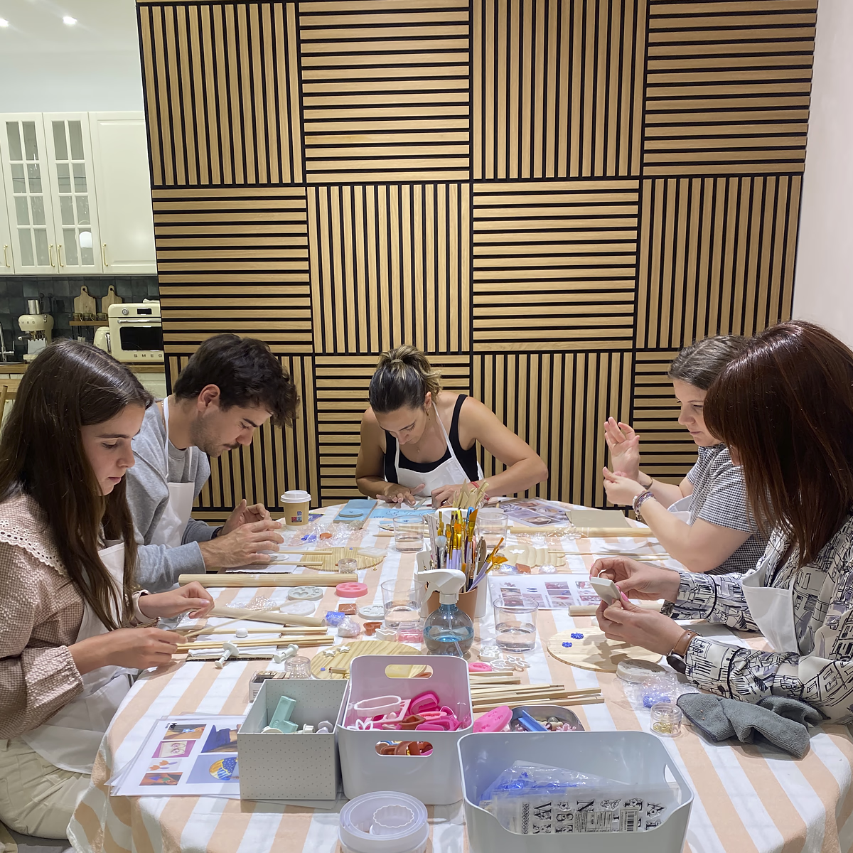 grupo disfrutando de taller privado de cerámica en Alicante