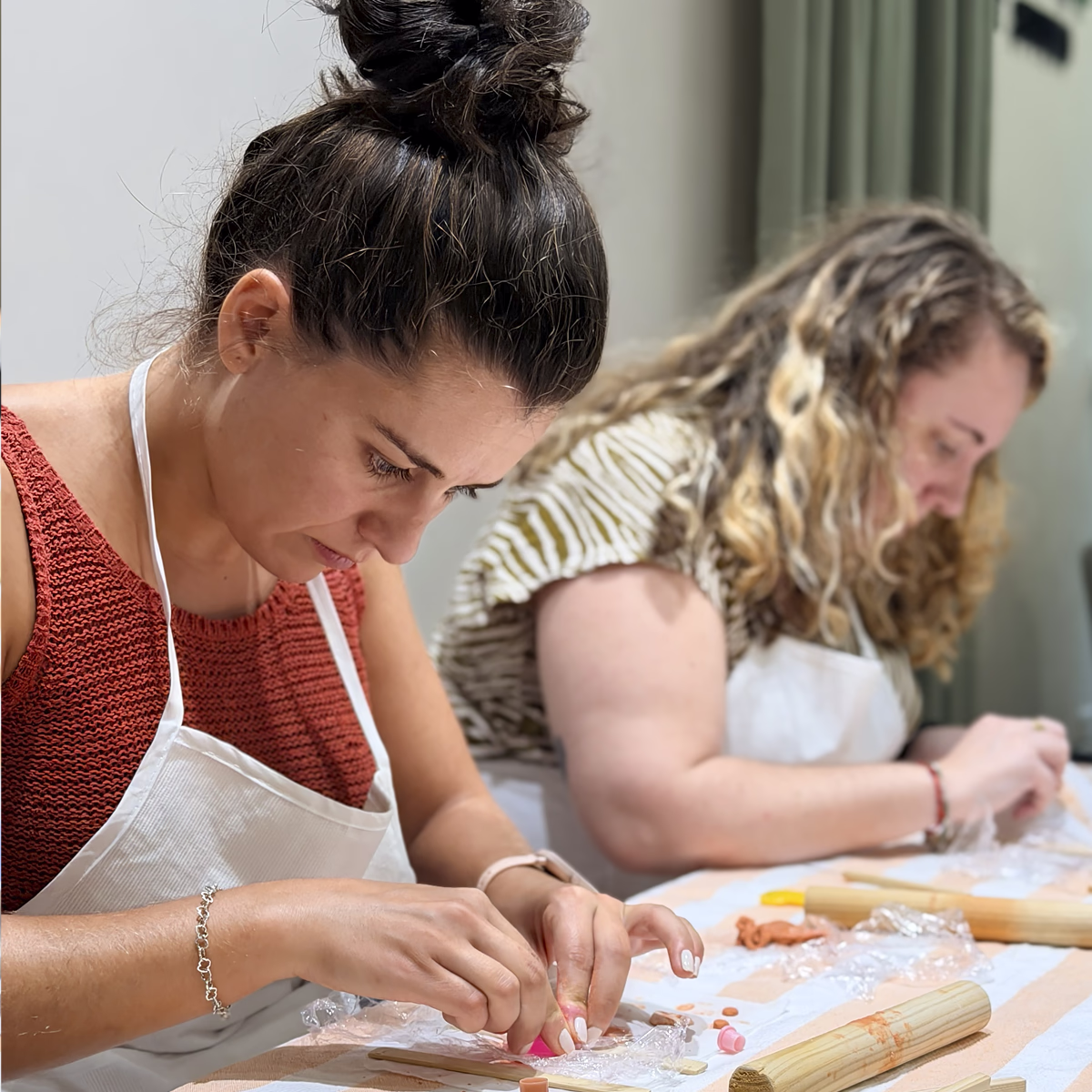 Participantes en el taller de joyería cerámica en Alicante