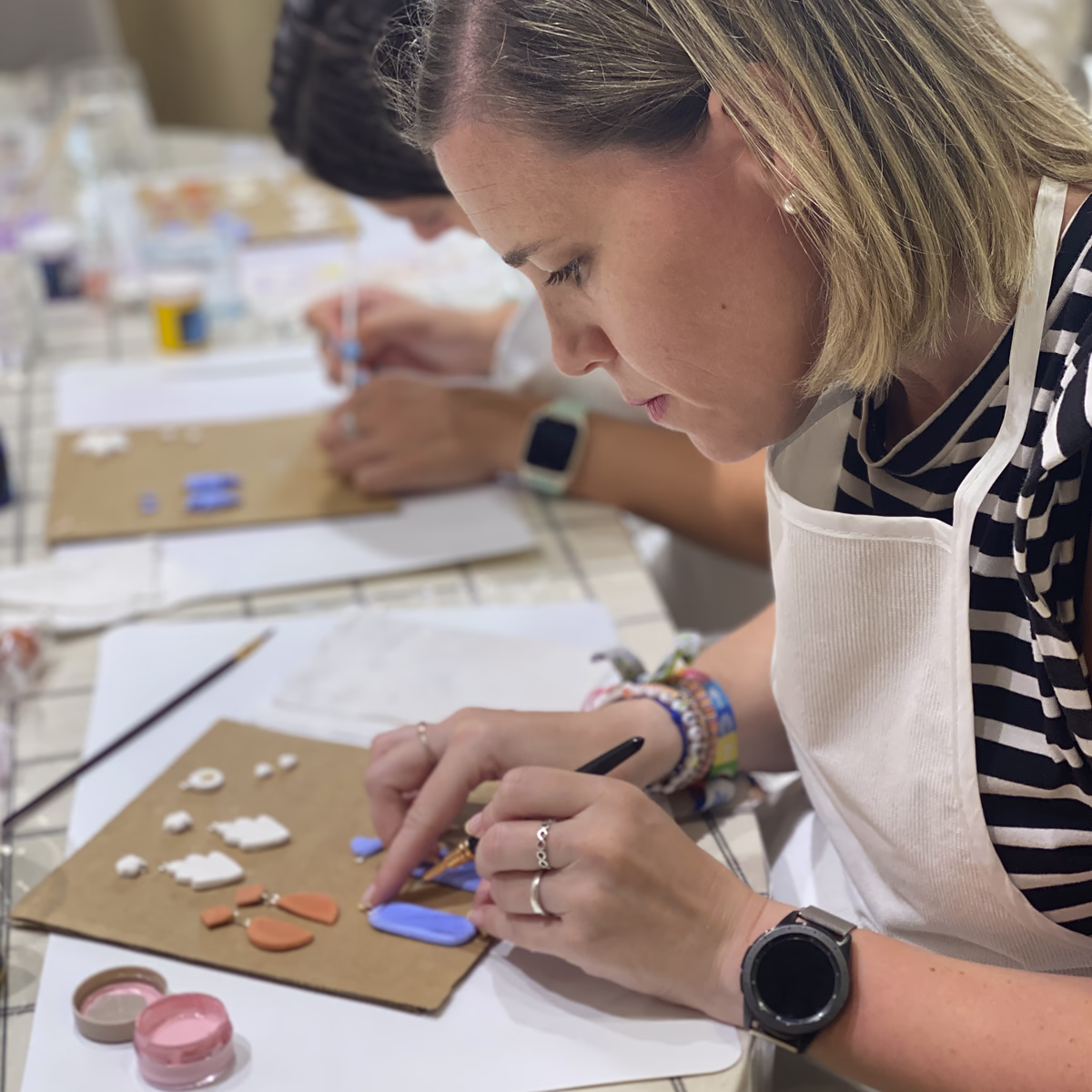 Participantes en el taller de joyería cerámica en Alicante