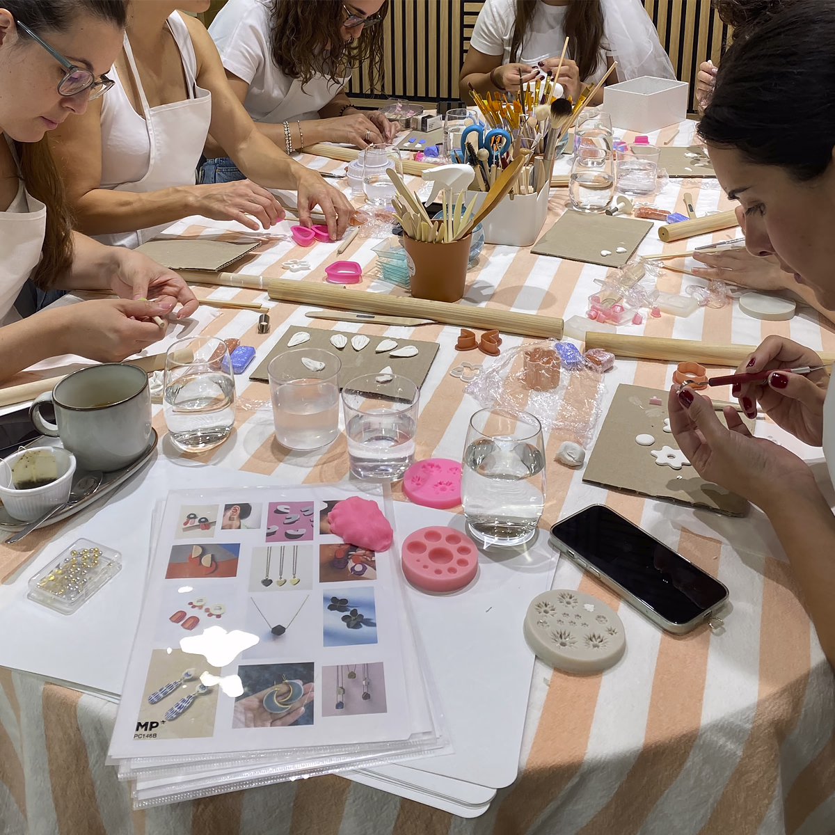 Participantes en el taller de joyería cerámica en Alicante