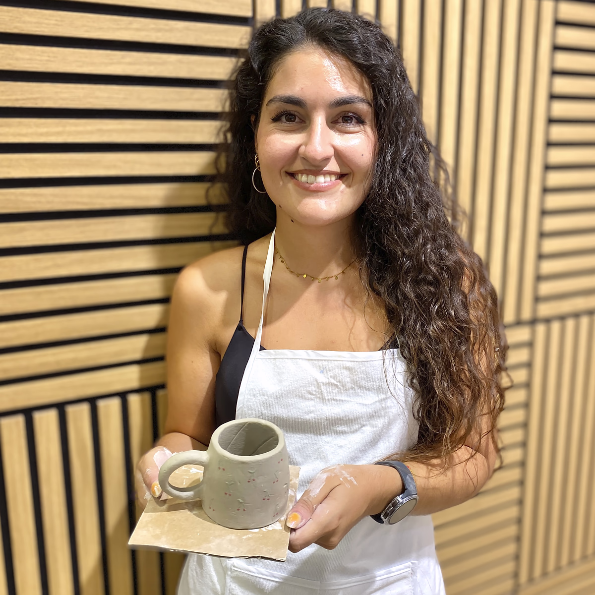 Modelado manual durante un taller de cerámica