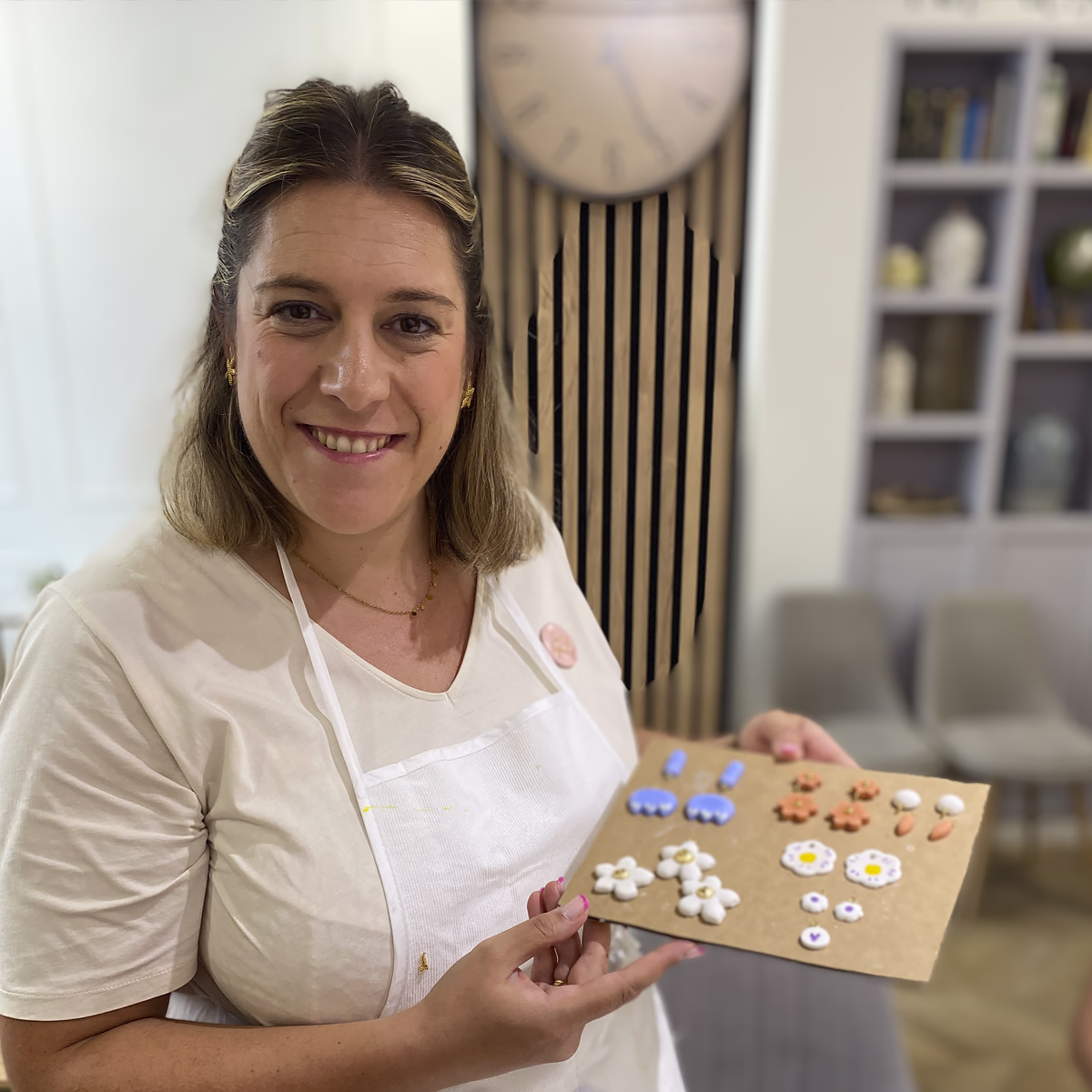 Participantes en el taller de joyería cerámica en Alicante