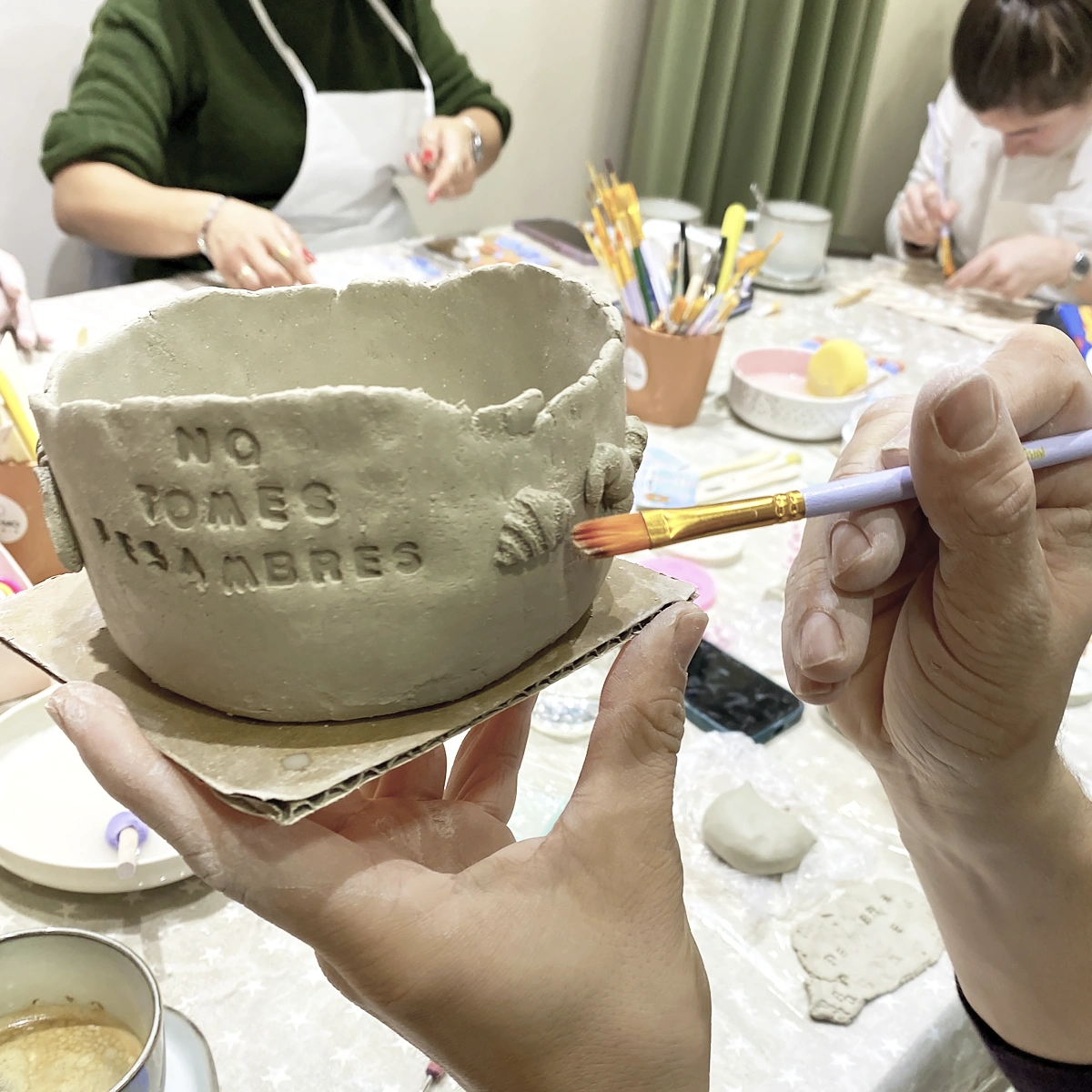 creación de macetero en taller privado de cerámica en Alicante